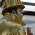 Human statue on a break